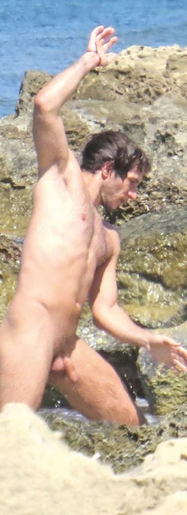 famousmaleexposed:  Quim Gutierrez  caught naked at beach!Follow me for more Naked Male Celebs!http://famousmaleexposed.tumblr.com/