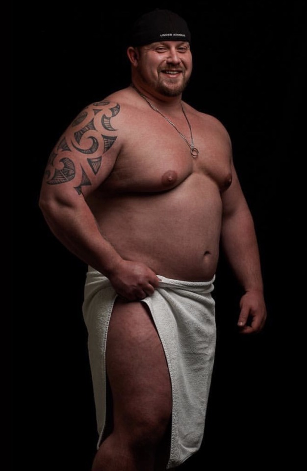 bearmythology:zakksh:Sexy Irish Strongman, Chris McNaghten. And he’s part of the family! Loving his accent. *swoons* Like man and towel.