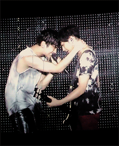 chunporn:  during his solo changmin went up to the bassist and…   Omo