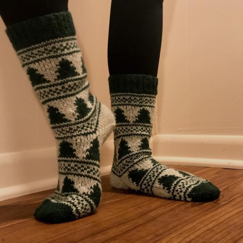 mcglarin:New pattern is now available on ravelry! Just in time for all your #holidayknitting #happyt