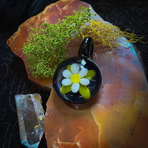 I made this cute little flower pendant during the Darksome market livestream last month. I’ve 