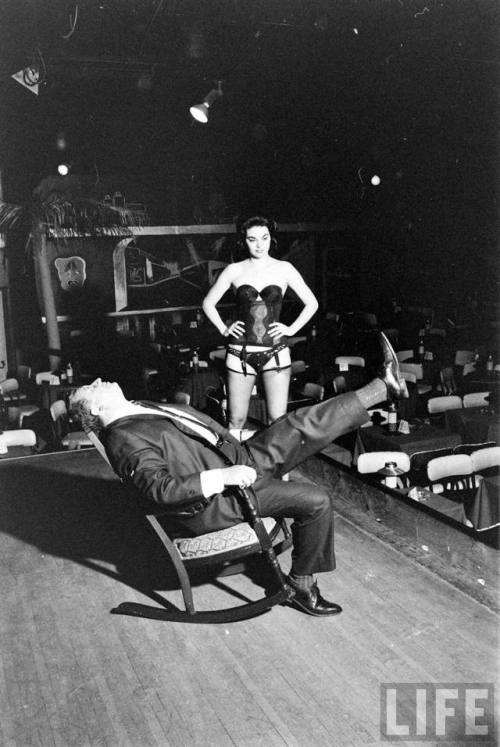 Rocking chair burlesque(Ralph Crane. 1961?)