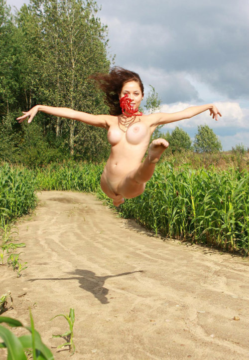 baudyadventurer:  unpoco:  Outdoor nude ballet performance  www.mysecretlife.org