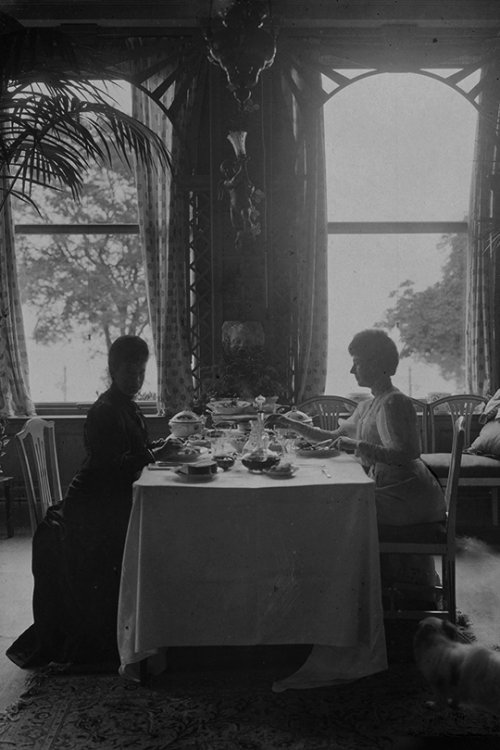 teatimeatwinterpalace:Queen Alexandra with her sister the Dowager Empress Marie Feodorovna, Hvidøre 