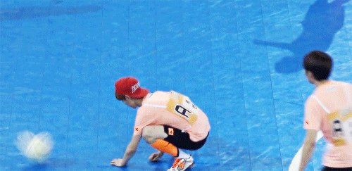 dawnlus:  luhan getting hit in the head while stretching 