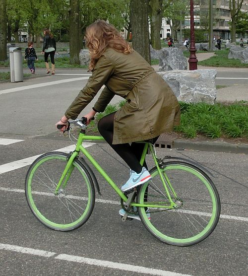 bicycle-amsterdam:  Girl with trenchcoat on green fixie