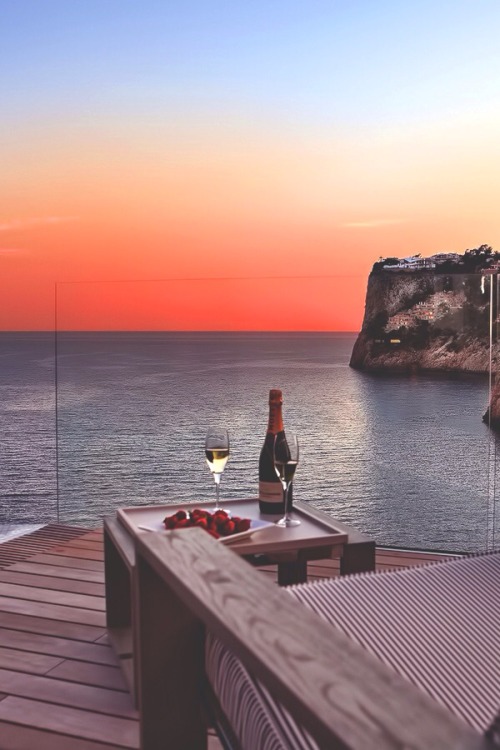 vitaesit:#hotel #balcony #champagne #landscape #sunset #pleasures #lifequality #luxury #romantic #st