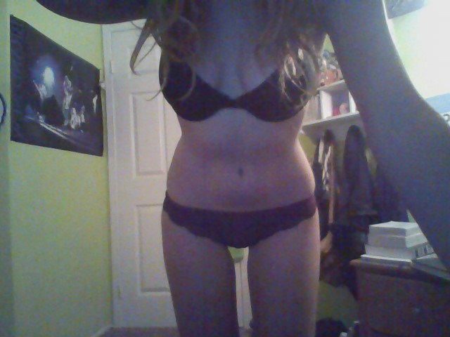 dishaabille:  found my old fishnets c;