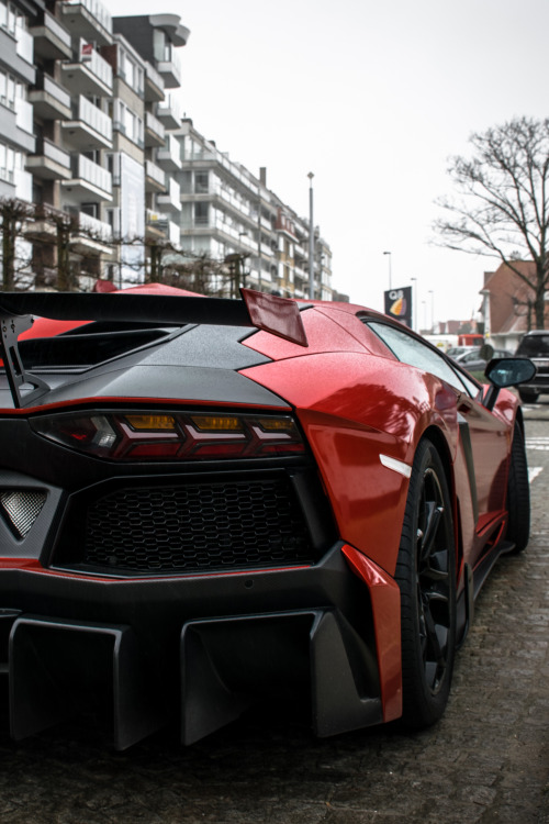 captvinvanity:  Red Aventador  | Photographer | CV