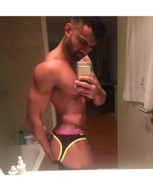 zenyomi:  aluking:  Sexy  W H O