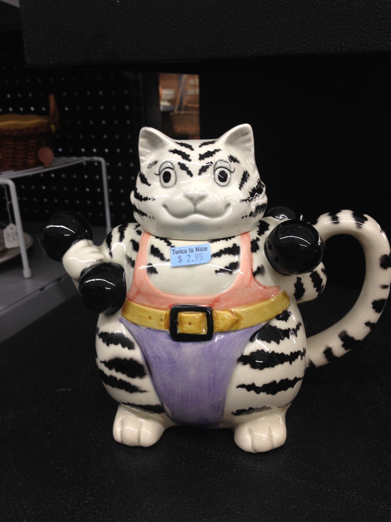 fumbledeegrumble:  shiftythrifting: This is by far the best teapot I’ve ever seen.i