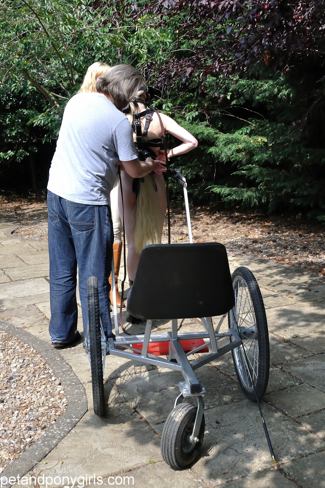 spanking59:    arielandkatycarting-behindthescenes  
