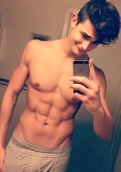 pr3tty-b0yswag:  pr3tty-b0yswag:Follow for more abs, hot guys and more   SnapChat: ChrisWJB Twitter: @ ChrisBeaudoin Insta: Chriss.b 