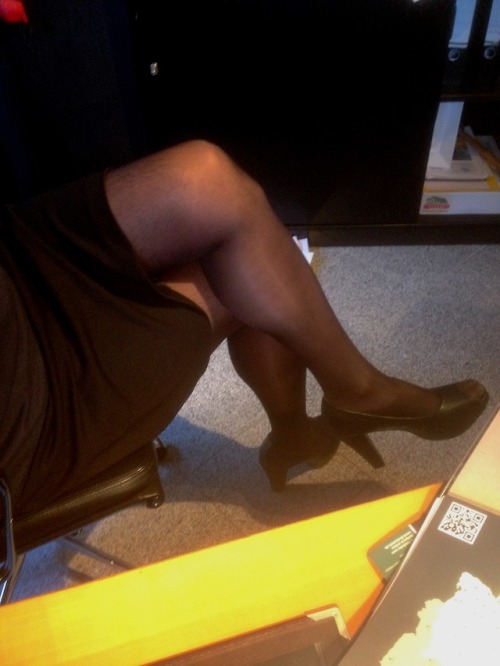 tammyslegs: working in my office and have an appointmoint. unfortunately my pantyhose just got a run