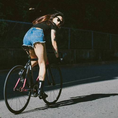 javi-ballestero:@chhiauun #citygirls #sexigirl #girlbike #girlsgonefixie #ridegirl #ridelikegirl #fi