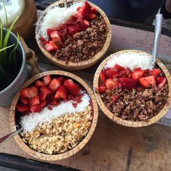 oliveearth:  These were actually so so so good @beachhousehealthbar👌👌💙💙 @biancadanalis and I had the cacao crunch and @elly.kruger had the berry one☺️☺️💕💕🙌🙌 had such a lovely day shopping in the city✨✨ -J (at The Beach