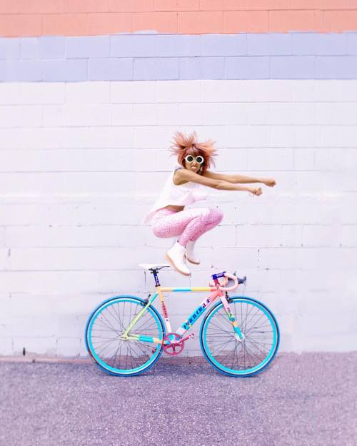 ottawavelovogue: Crazy lady #bikestyle #bicyclette #bici #makebikeportraits #abmlovescolor #dscolor 