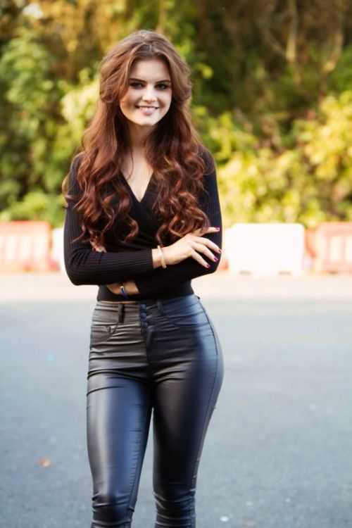 notonmyclothes: shinylonglegs:lovely redhead, awesome pants! those a fab pants, want