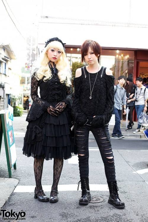 Yukka and Yuki were both wearing gothic all-black outfits when we noticed them in Harajuku. Yukka we