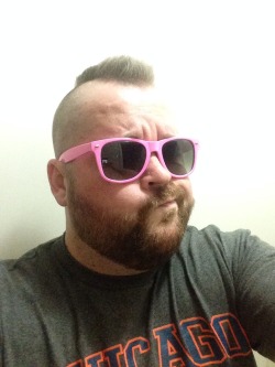 hunghairybear:  benjidacub: Pink sunglasses because I can.