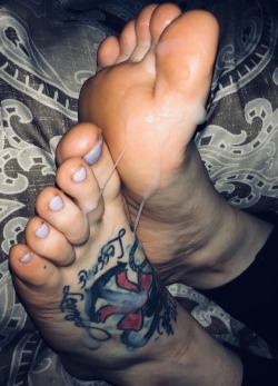 mywifessexyfeet:  Before bed foot jobs are