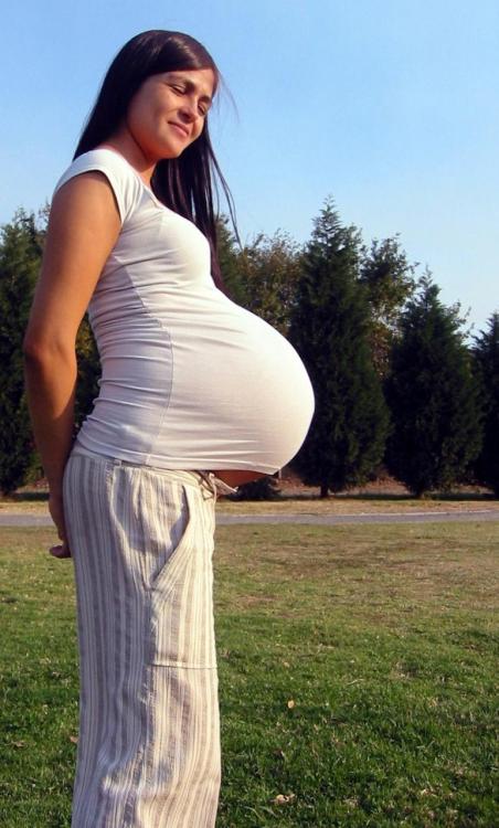 a pregnant woman = sexyFatlipps@ymail.com