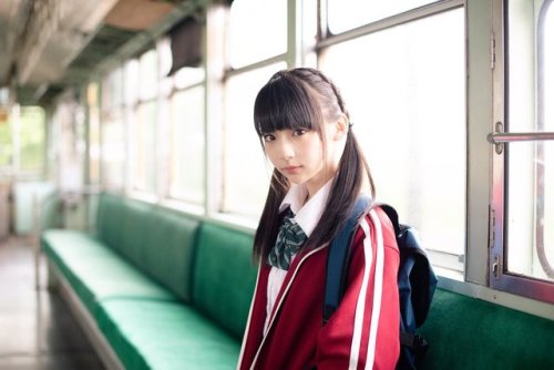 荻野由佳さんのツイート: おはようございまーーーす！！！ 起きてますかー？？ 今日も1日、ファイトー！！ 写真は 11時から販売されるNGTの生写真です 通学電車 … なぜかジャージ羽織