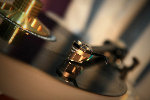 lust4mtns:  Turntable by genkis3 on Flickr. 