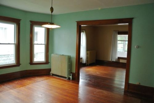 househunting:  ๪,000/4 brWoodstock, IL  There’d be some major renovations that’d have to go into this, like a shower for instance. But the hardwood floors and the sun room sell it for me.