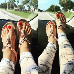Pretty feet in pretty sandals #Hot2trottots