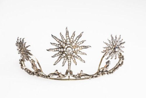 carolathhabsburg: A beautiful victorian tiara. Dismounted are three brooches and a necklace.