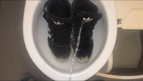sk8erpigvienna: I just couldn’t resist pissing them before going shopping with them…