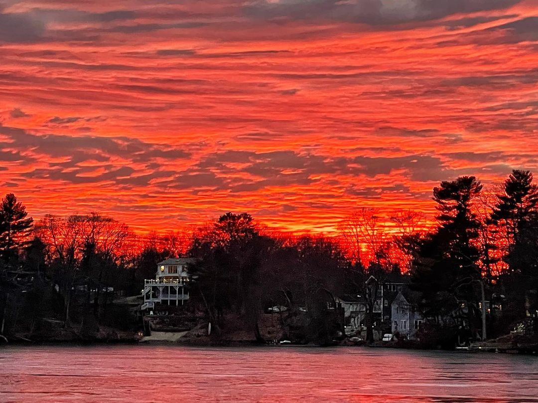 Nice winter sunset on Mirror Lake tonight! (at Mirror Lake, Norfolk/Wrentham, MA)
https://www.instagram.com/p/CmuinqLOdE-/?igshid=NGJjMDIxMWI=