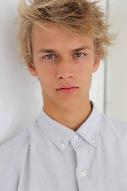 calichele:  Hjalte Jensen | ph. ? (via Le Management) 