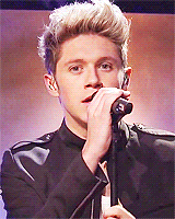 lewisandneil:  Niall performing Through the Dark on SNL 