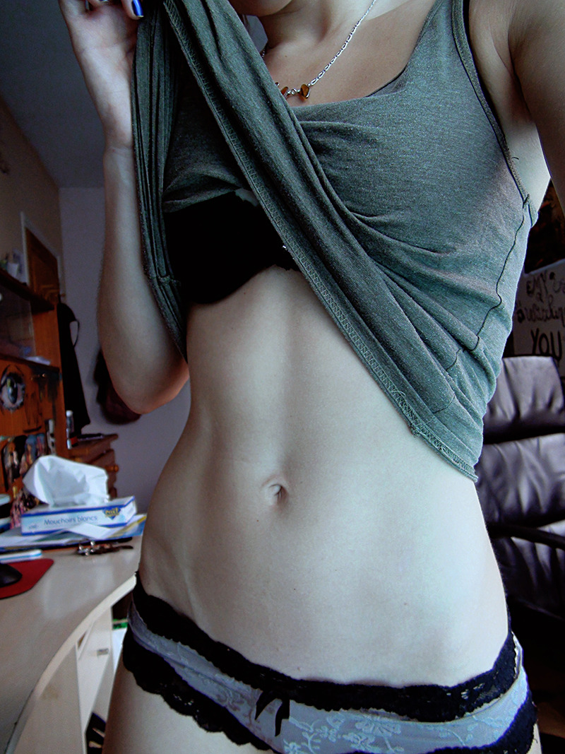 no-body-here:  a little pic of my abs this morning ! i’m happy, my waist is getting
