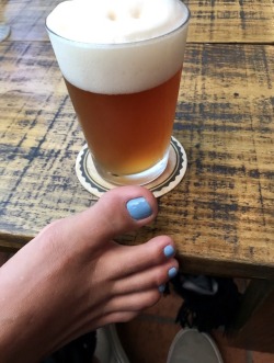 ourlubarrosfeet:  Navy blue nails whit beer!!!