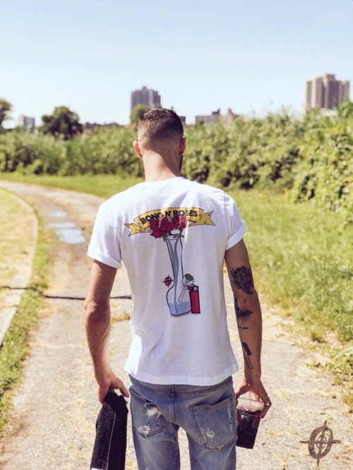 VILLANOS “BONG N’ ROSES” T- SHIRT go check out my #giveaway post on Instagram @santanathekid and fol