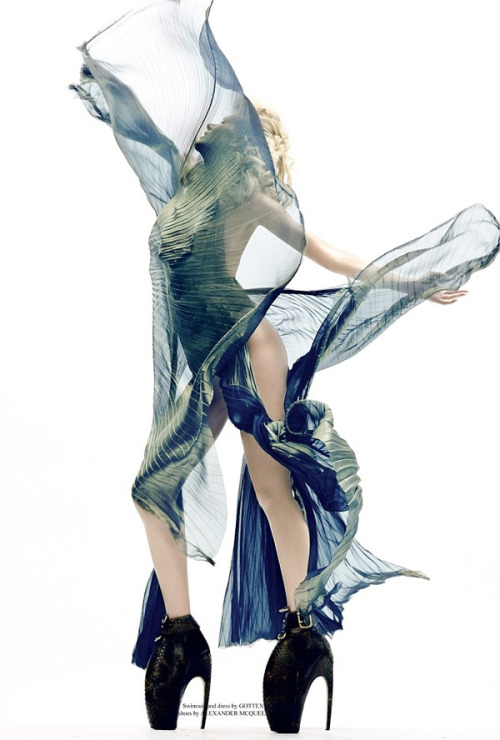 carpediemfashionfreak:Alyona Osmanova in Alexander McQueen Fashion and costume- fashionandcostumedes