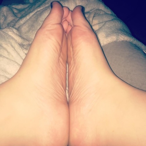 Love the detail here! All those #wrinkles  #palefeet #truearch #archqueen #longtoes #bigfeet #barefo