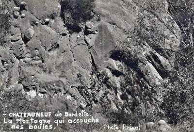 A  Châteauneuf-de-Bordette (Drôme), il y a une montagne qui « accouche » de boules