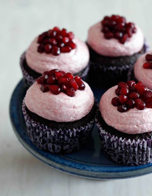 magicalfoodtime: (via chocolate pomegranate cupcakes | with love and cupcakes)