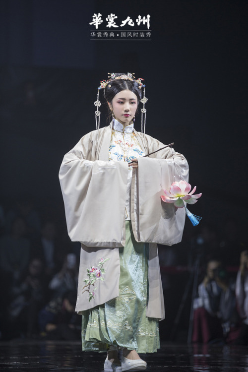 dressesofchina: HuashangJiuZhou Dec. 2018 fashion show. Full show here.