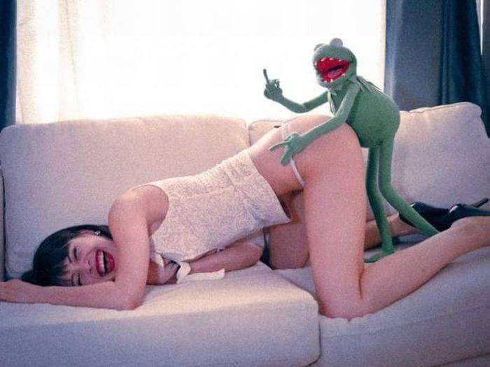 daddy-wants-wet-sugar:  👑 🐸 @sweetpeachesnaughtydreams   When Kermit discovered