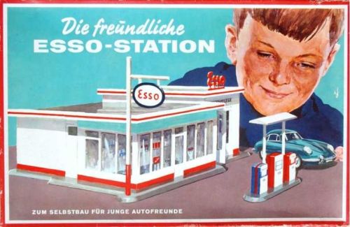 Esso DIY gas station for the model car collection, 1950s. The boy is playing with a Porsche 356. Bas