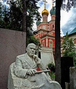dannyhellman:  Novodevichy Cemetery, Moscow  #cemetery #cemetery_shots #cemeterylovers  #cemeteryphotography #cemeteryporn  #grave_affair #cimiteri_monumentali_  @project_necropolis #novodevichy #graveyard_life #moscow #taphophilia #taphophiles_only (at