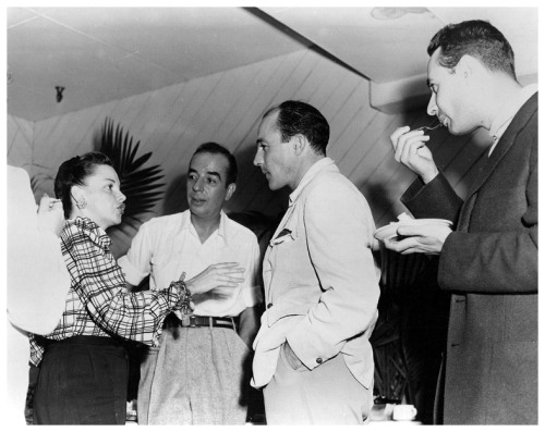  Gene Kelly (without his hair piece) chats with Judy Garland and Vincente Minnelli.