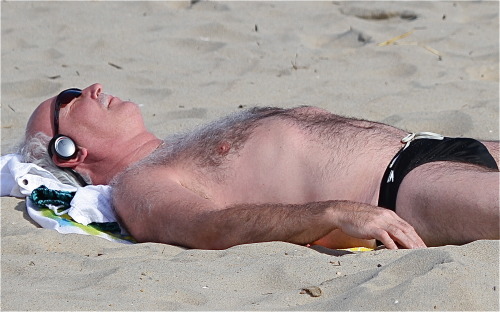 getsnastyonhairydads:  I think this Dad knew what I was probably doing when he caught me taking pics while he was putting his shorts back on.  Taking pics for masturbation purposes!!!