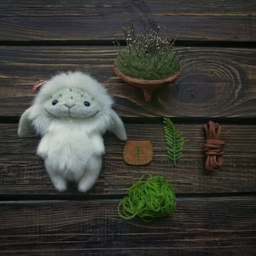 Little fluffy WoolBoon with his future little bag for hidden treasures. #fern #fantasy #nature #need