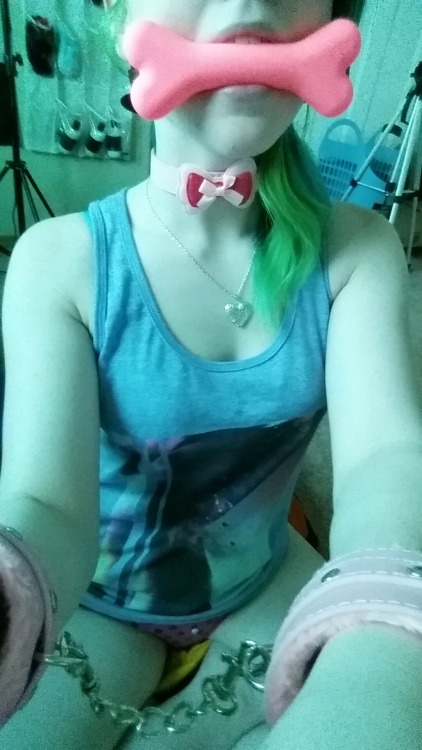 bdsmgeekshop: babesaurusrex:  Gag, Collar, and cuffs from @bdsmgeekshop!Get a crypiggy shirt here!  <3 